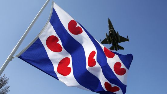 De Fryske flagge — de vlag van Friesland met de zeven rode pompeblêden